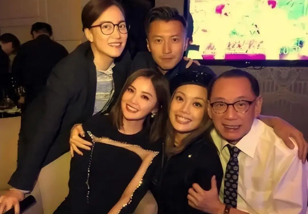 她陪伴谢霆锋整整27年，未婚先孕生下女儿，网友：长得像谢霆锋