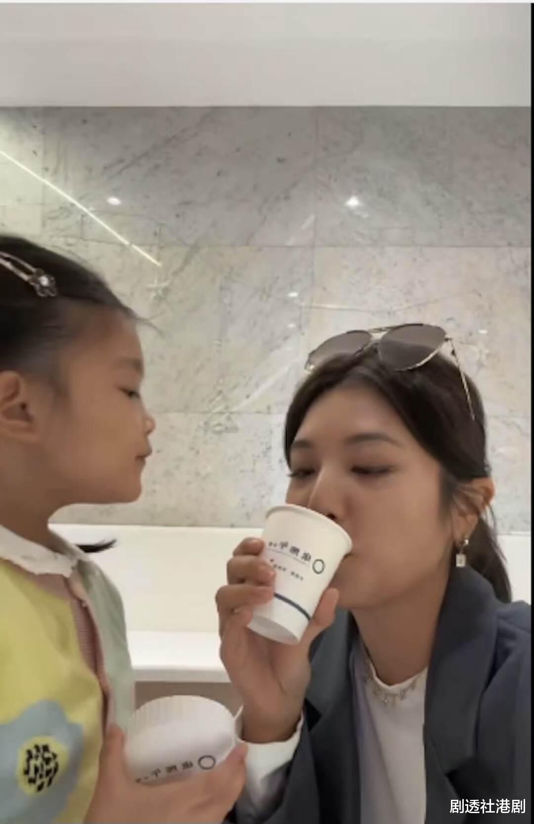 TVB视帝妻子疑似准备生二胎!自曝喝中药调理,女儿乖巧可爱