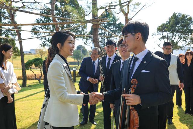 韩国第一夫人去听音乐会！扎马尾辫比心又扮嫩，黑白配又把人美到