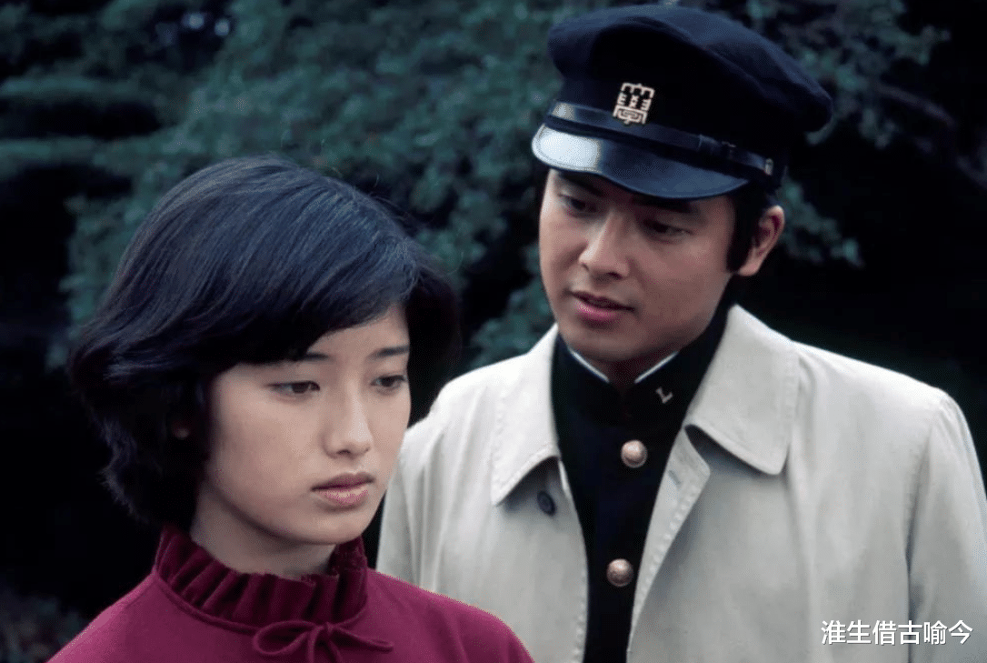 64岁山口百惠穿羽绒服身材臃肿,71岁三浦友和高大帅气,仍旧甜蜜