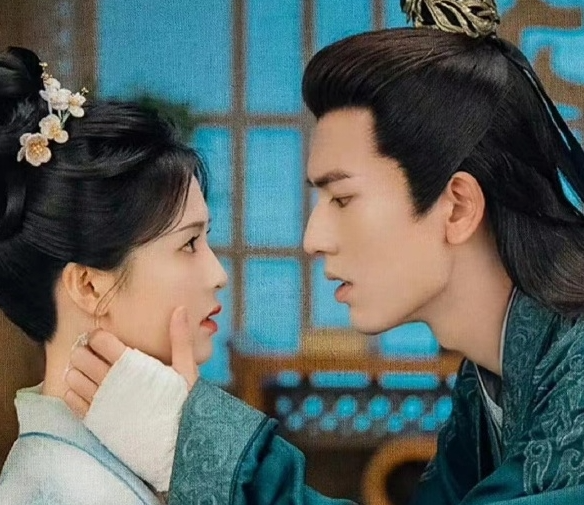 白鹿张凌赫分手！《宁安如梦》被强拆CP，男二疑似被封杀...