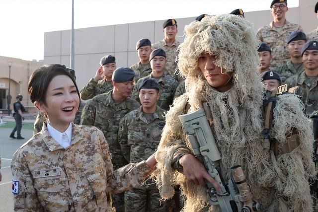 穿衣搭配 韩国夫人罕见穿军装，看上去又年轻了不少，在一群女兵中美成焦点
