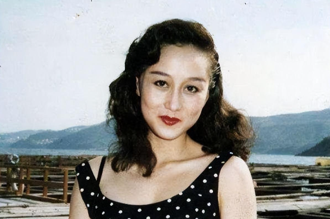 李连杰妻子利智变瘪嘴老太太,前妻黄秋燕美艳动人,不敌胸脯四两