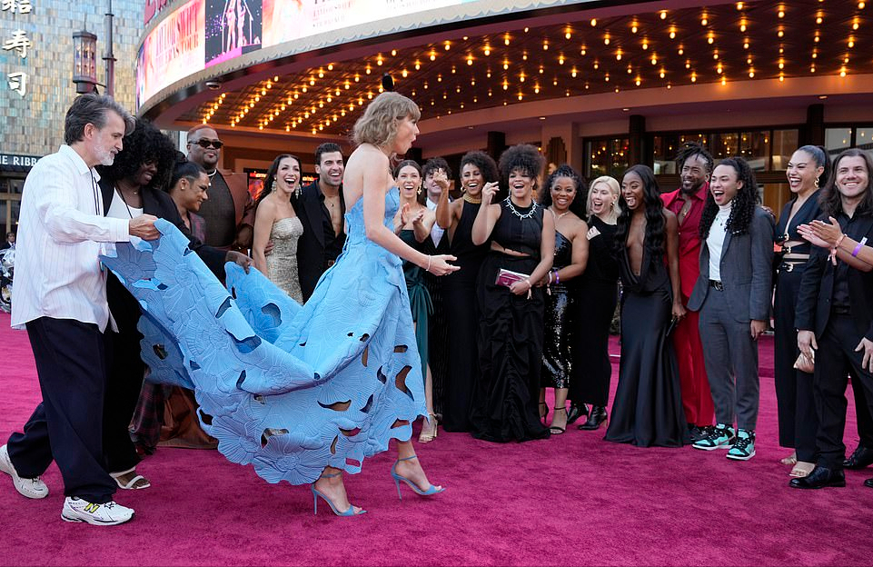 霉霉闪耀首映礼美翻了!穿镂空蓝裙美如蓝精灵,红唇配短发太绝了