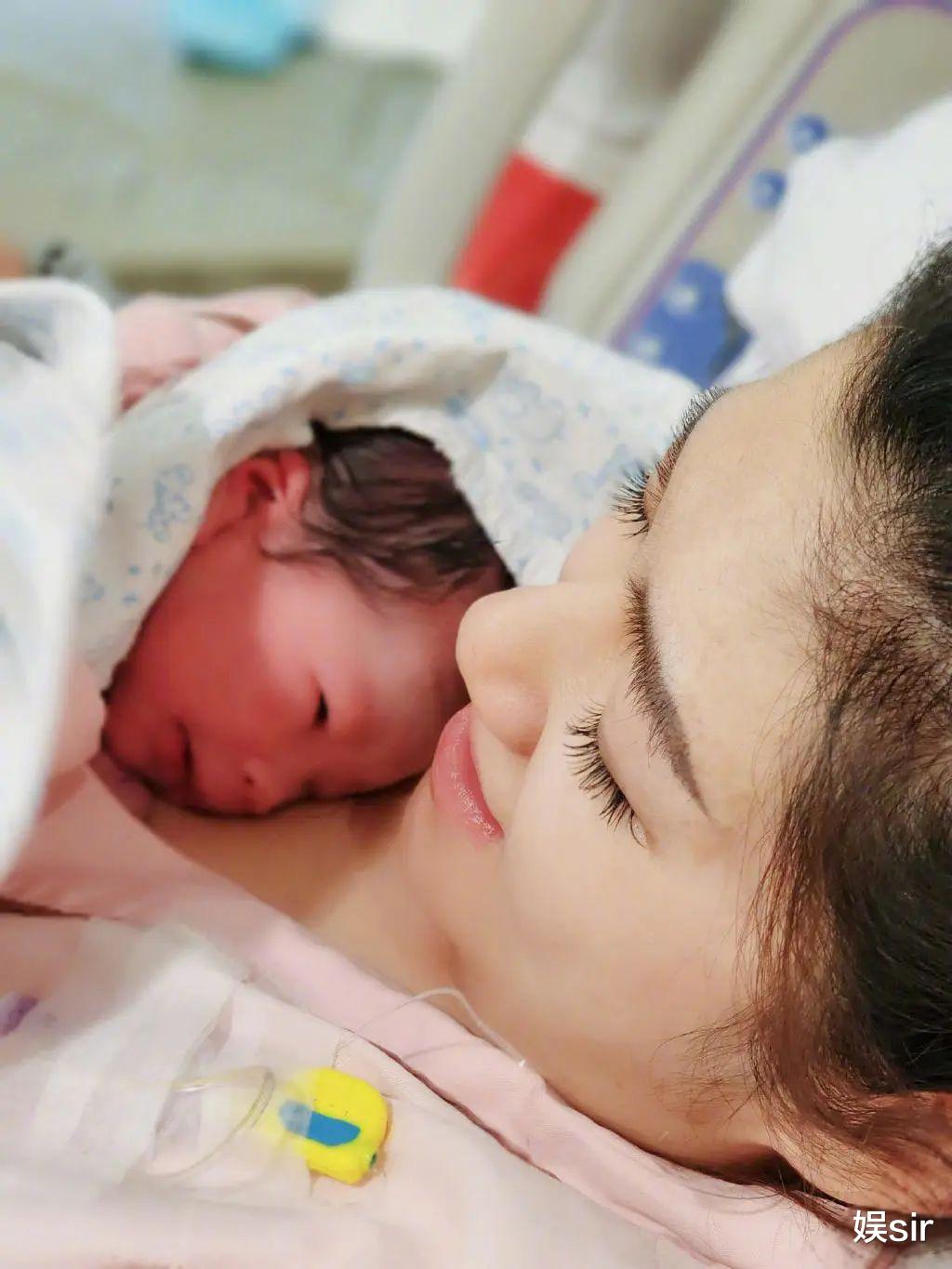 Selina坐月子期间经常哭?妹妹任容萱回应:家人忽略了产妇的感受