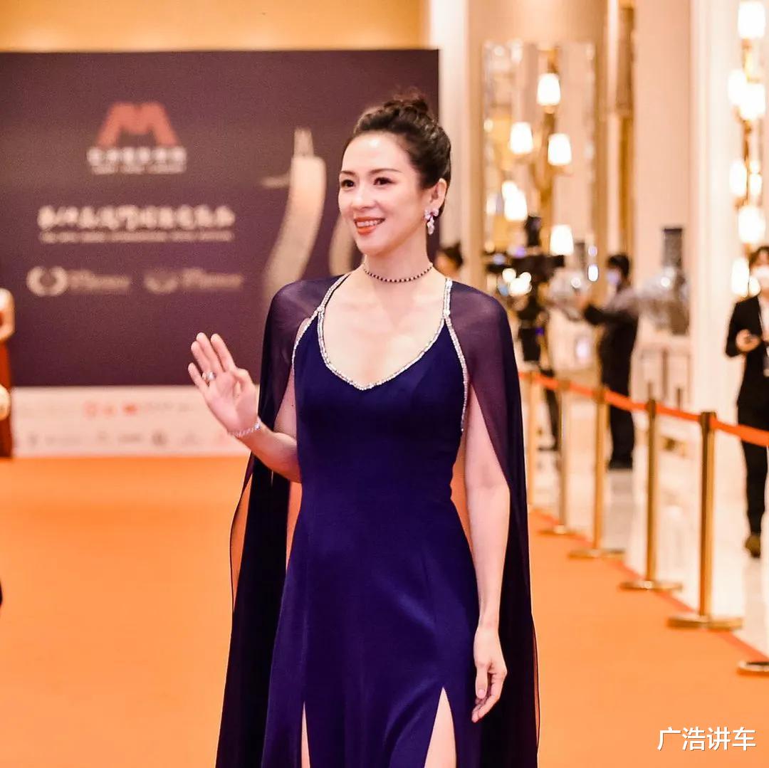 章子怡的身材还挺有“料”,曲线成熟,风情万种