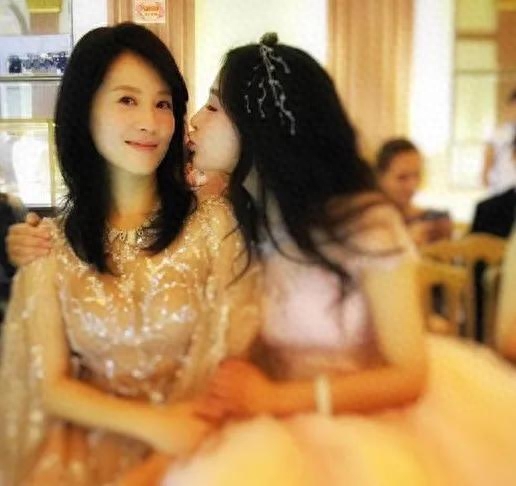 她嫌丈夫丑不想要孩子,丈夫宠爱将240万交给她,女儿今20岁