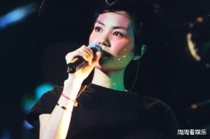 王菲携女儿回国聚会,弯腰驼背憔悴不少,李嫣吊带浓妆比妈美艳