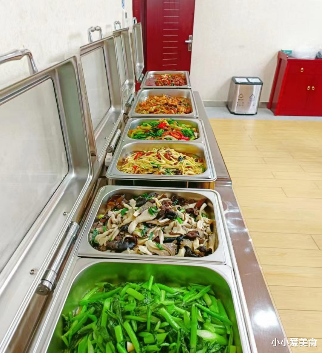 胡萝卜|姑娘打包食堂饭菜,遭同事嘲讽,网友:不管闲事,也是一种美德