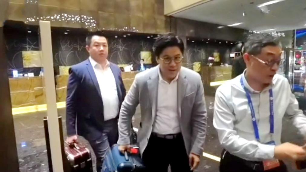 霍启刚参加一带一路，亲自拎大行李箱爬楼梯，头发也没有时间打理