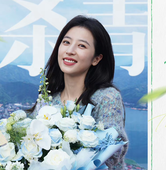 周雨彤|李现《春色寄情人》杀青!骑车照梦回韩商言,周雨彤长发很温柔!