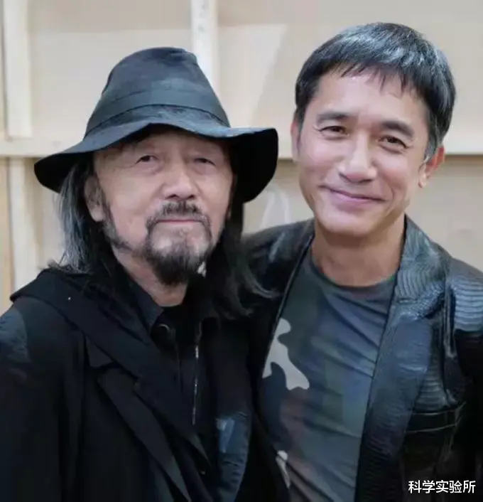 曾黎|梁朝伟疑在日本成上班族,背包骑自行车工作,与刘嘉玲常年分居