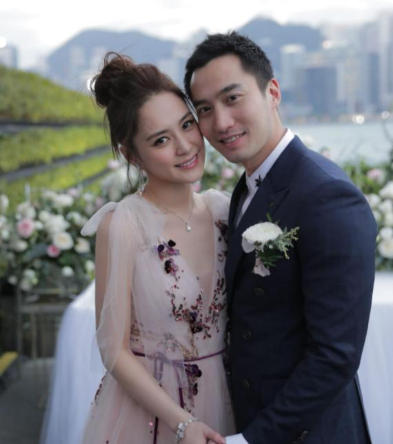 豪宅|阿娇深夜遭女生亲吻，一脸宠溺互撞身体同车离开，对方酷似陈冠希