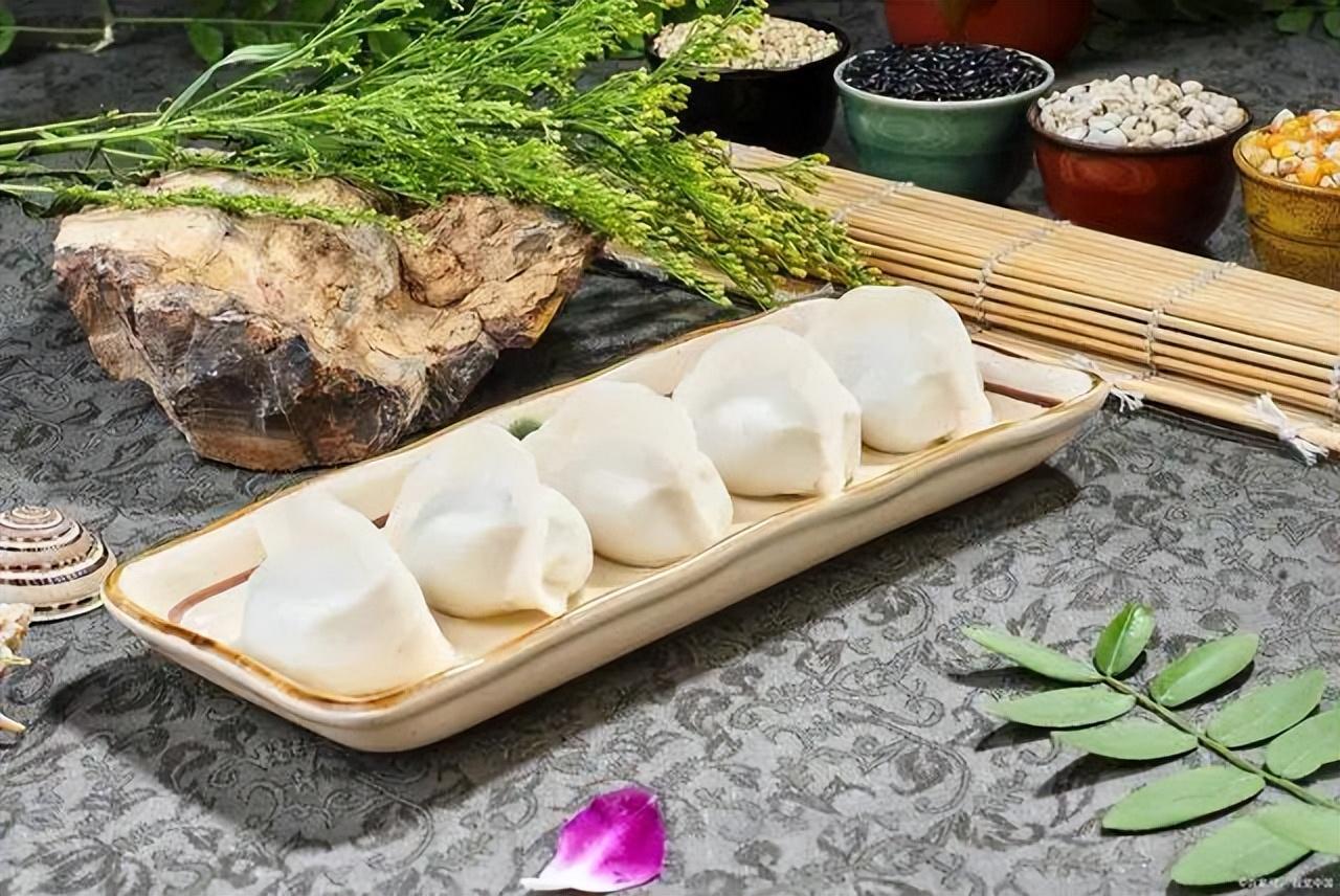 |煮冻饺子，有人用开水有人用冷水，都错了！记住4点，好吃不破皮