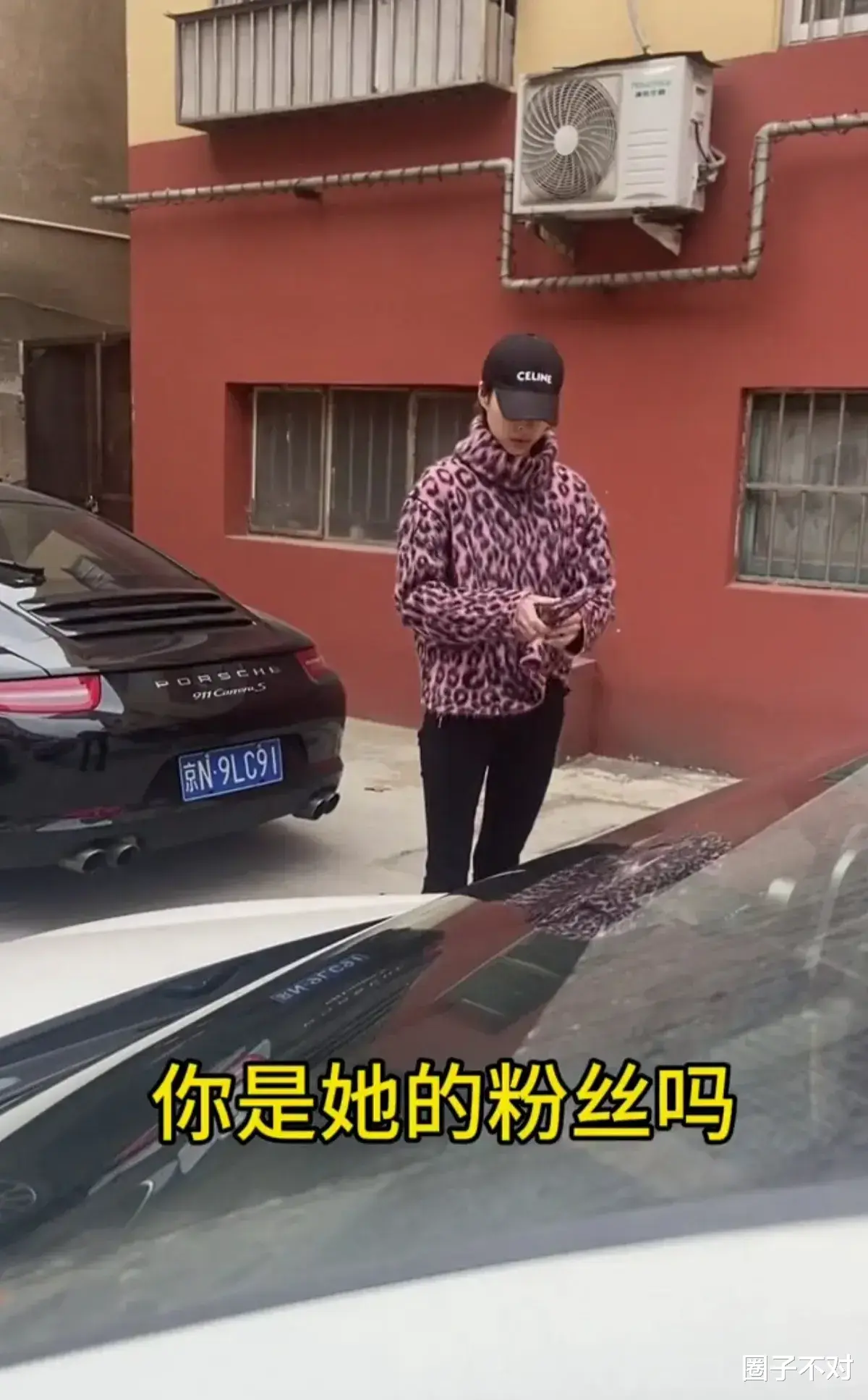 曝知名女星回老家耍大牌，开保时捷让邻居挪车，态度嚣张车技太差