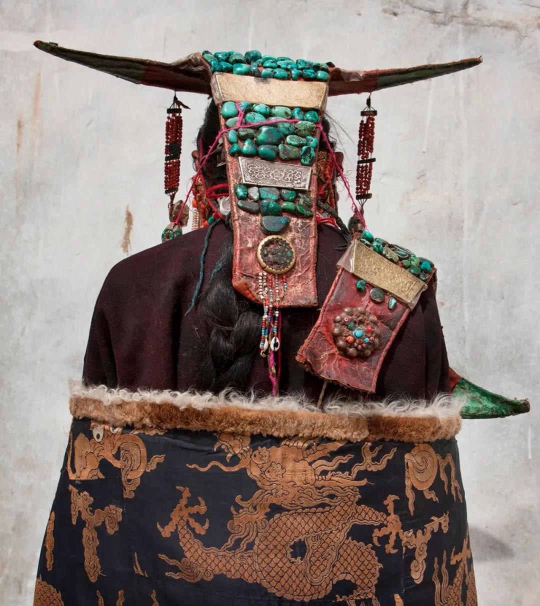 看看藏服上百块老蜜蜡、无数颗珍珠、红珊瑚、绿松石