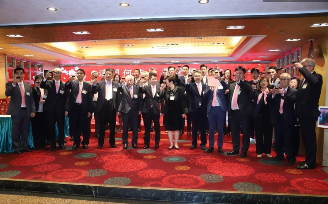 何超琼|何氏宗亲齐聚!61岁何超琼穿小香风依然霸气,二房长子何猷龙缺席