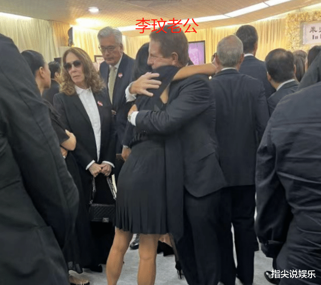 李玟葬礼丑态百出：二姐发疯，丈夫搂美女，萧亚轩晕倒，继女大笑