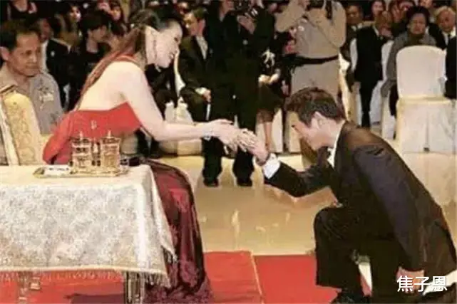 李连杰|所有明星与她合影都得跪下，李连杰不例外，唯独她站着