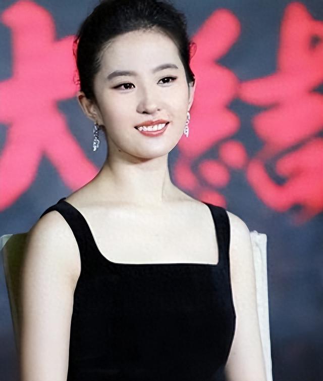 嘴唇厚、小鸡嘴，地包天，这8位女星看似貌美如花，实则奇怪