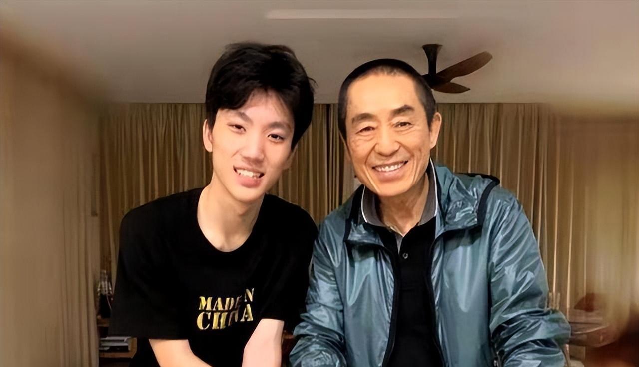 张艺谋|张艺谋现身美国参加孩子毕业典礼