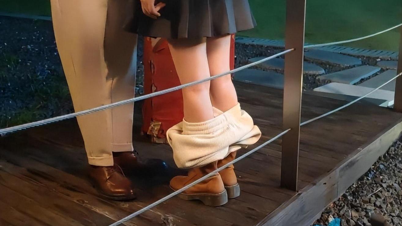 难怪电视剧里只有上半身，镜头下移后，全是辣眼睛的尴尬场景