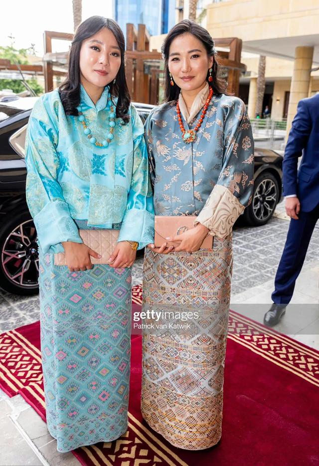 王冠 约旦婚庆典礼上，佩玛首次梳卷发美过小姑，久子妃气场强大放异彩