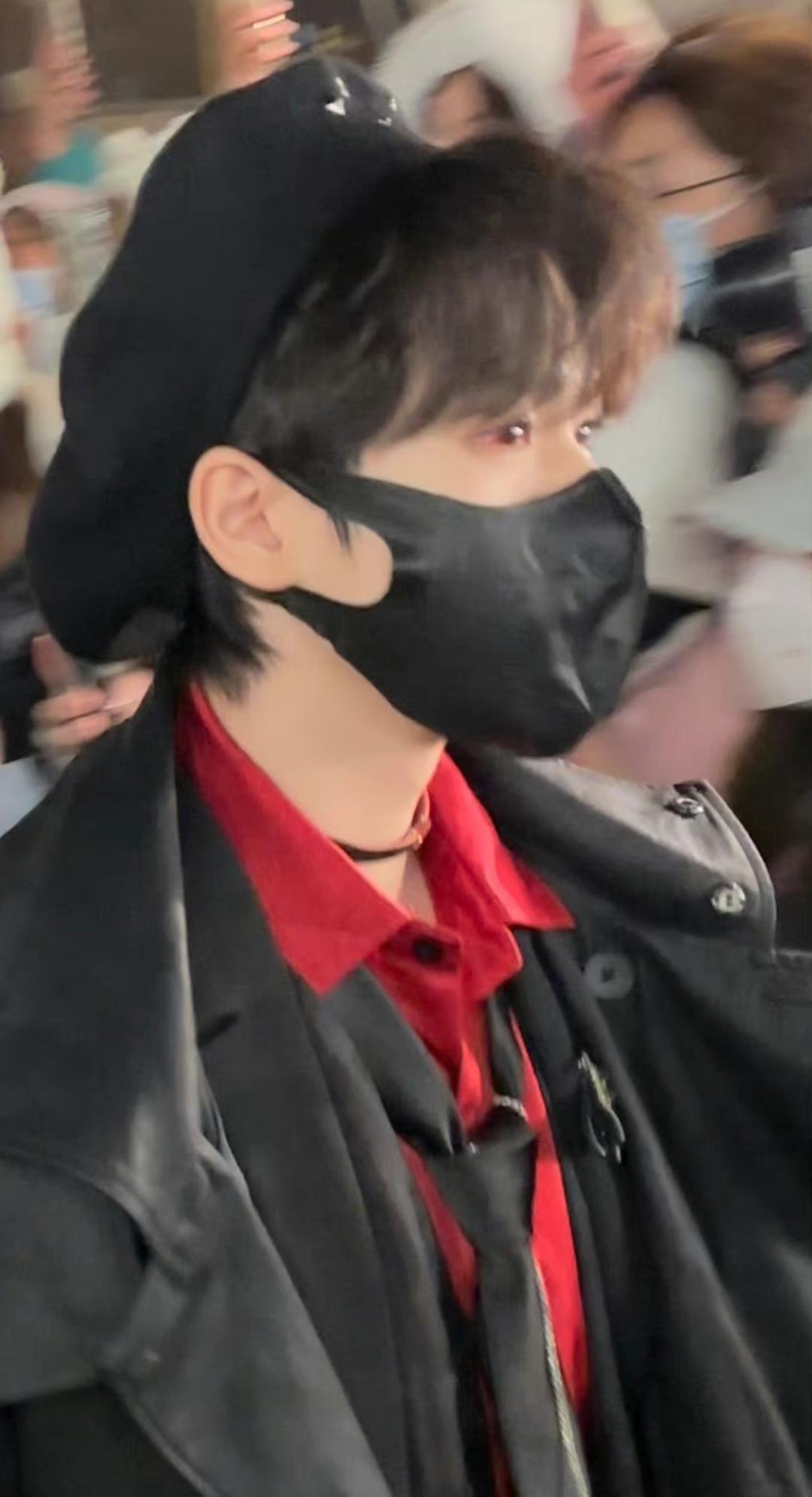 贺峻霖|贺峻霖眼睛受伤，公司刻意隐瞒？靠妆造遮盖，企图瞒过粉丝？