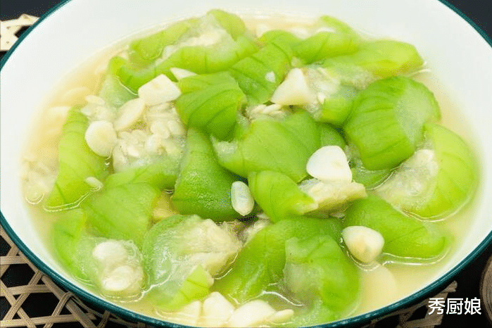 美食教程|原来炒丝瓜，不能先倒油，大厨教你1个小技巧，丝瓜不出水不发黑