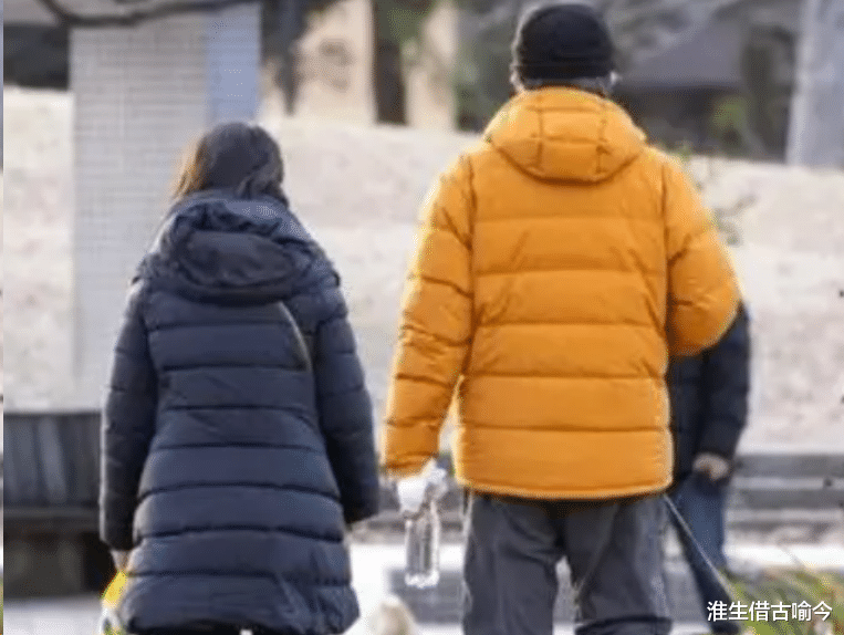 64岁山口百惠穿羽绒服身材臃肿,71岁三浦友和高大帅气,仍旧甜蜜