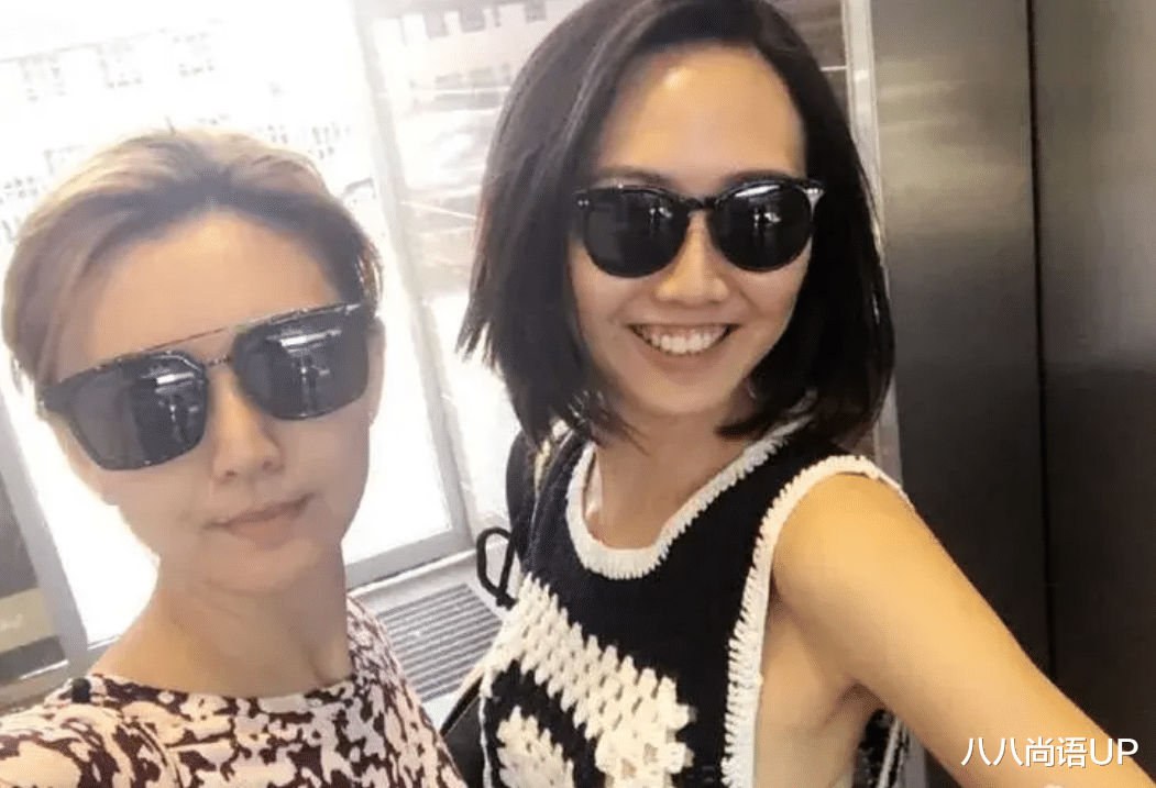 45岁孙燕姿和亲妹妹,长着同款眼睛高鼻梁、尖下巴,人生却大不同