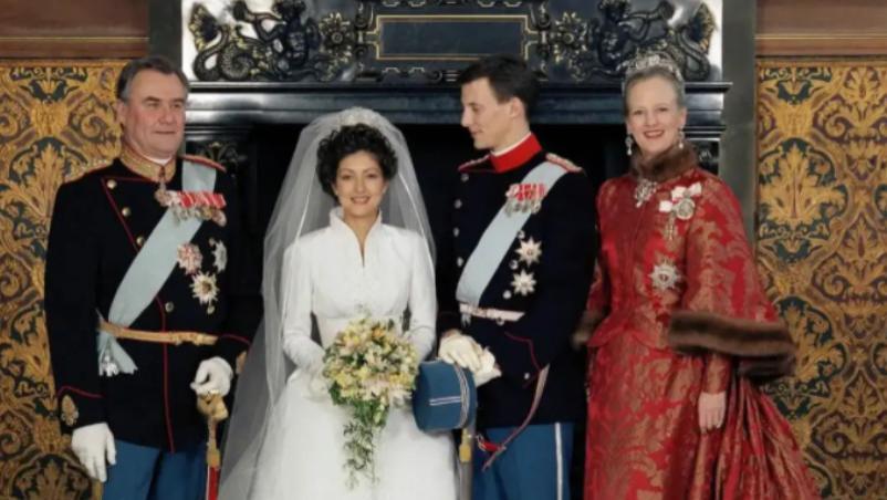 文雅丽|文雅丽母亲逝世！穿黑风衣戴大朵白花显憔悴，前夫未参加葬礼