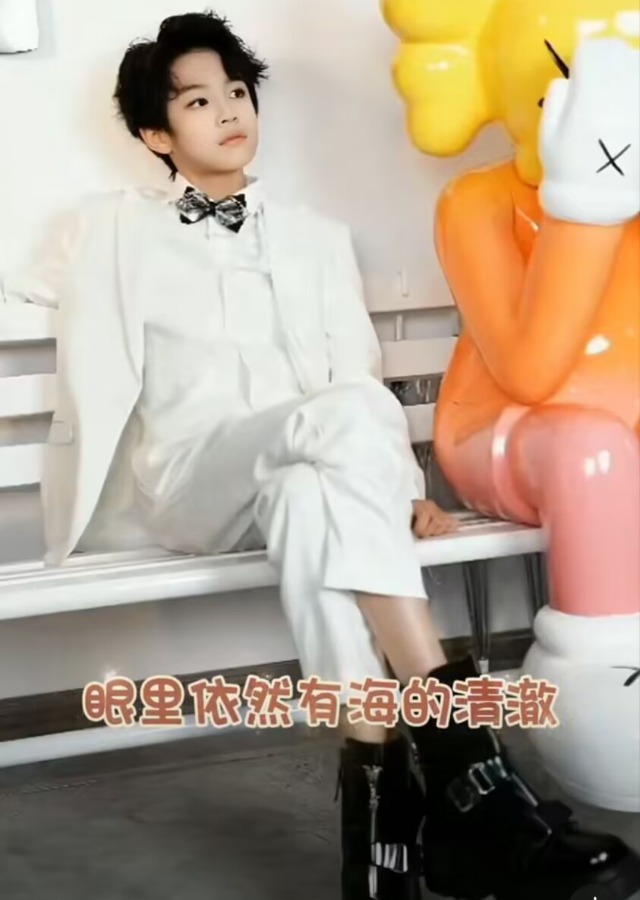 13岁“王子”低调庆生，眼皮内双神似爸爸，曹颖叹：上天最好馈赠