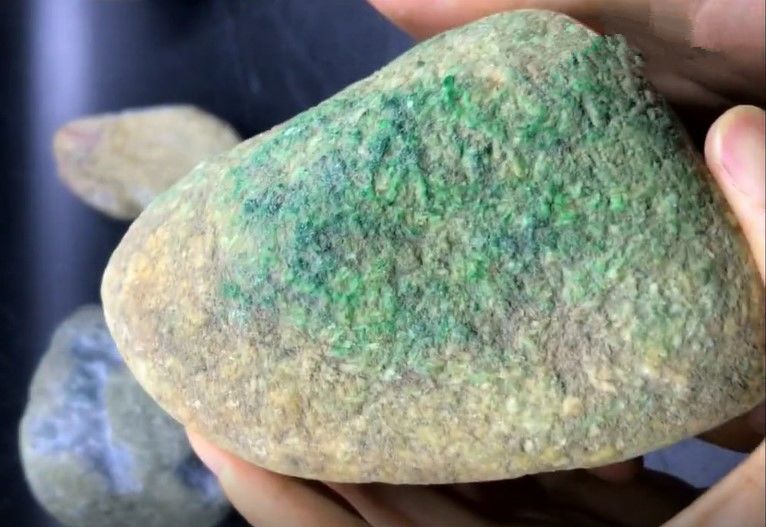 小伙在夜市花8000淘了块翡翠色料,切开后卖家眼都直了!