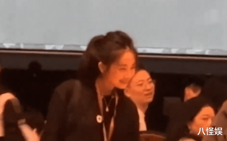 黄磊女儿多多现身乌镇,扎马尾笑容明亮太像孙莉,身边男子引关注
