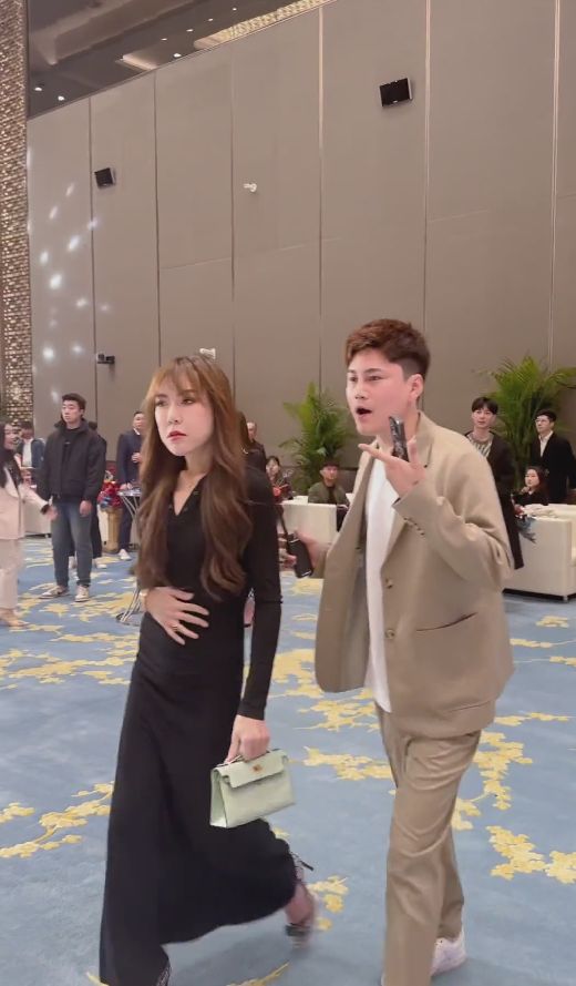 浪胃仙|浪胃仙穿女装参加宴席，多位男粉丝追着拍照，被曝随礼100万