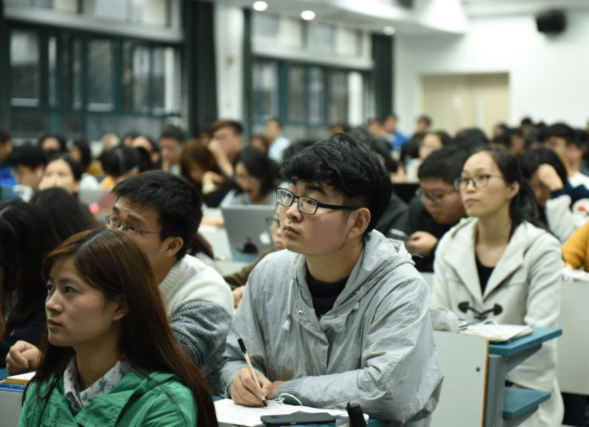 大学生|“没人脉就别碰”的3个专业，准大学生最好避开，看似热门却很坑