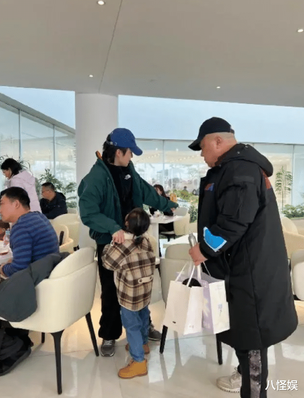 孙怡|孙怡母女坐船享美食,大福高举水杯畅饮好豪放,未遗传妈妈瓜子脸