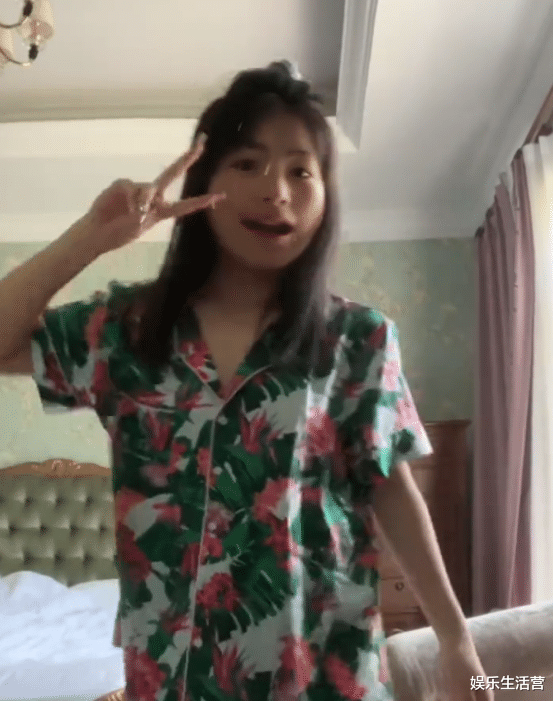 王诗龄回京首晒卧室,穿768元睡衣住5000W豪宅,李湘下午茶更高级