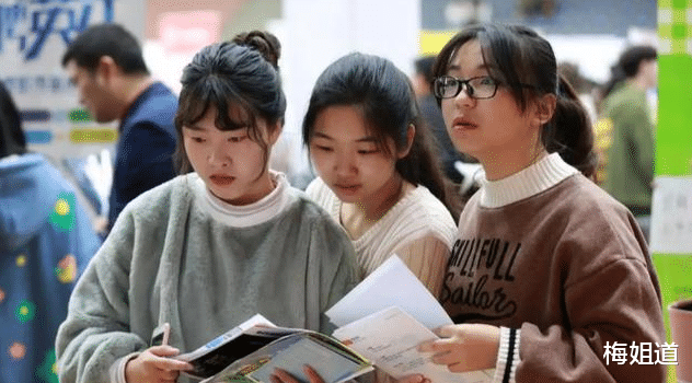 求职|应届生求职遇迷惑HR,被问能否提供生理服务,评论区让我瞪大双眼