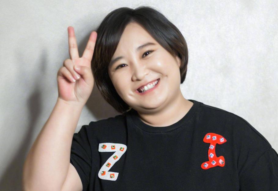 贾玲狂揽54亿,被曝生子后首现身,暴瘦48斤瘦出小蛮腰,气质变样