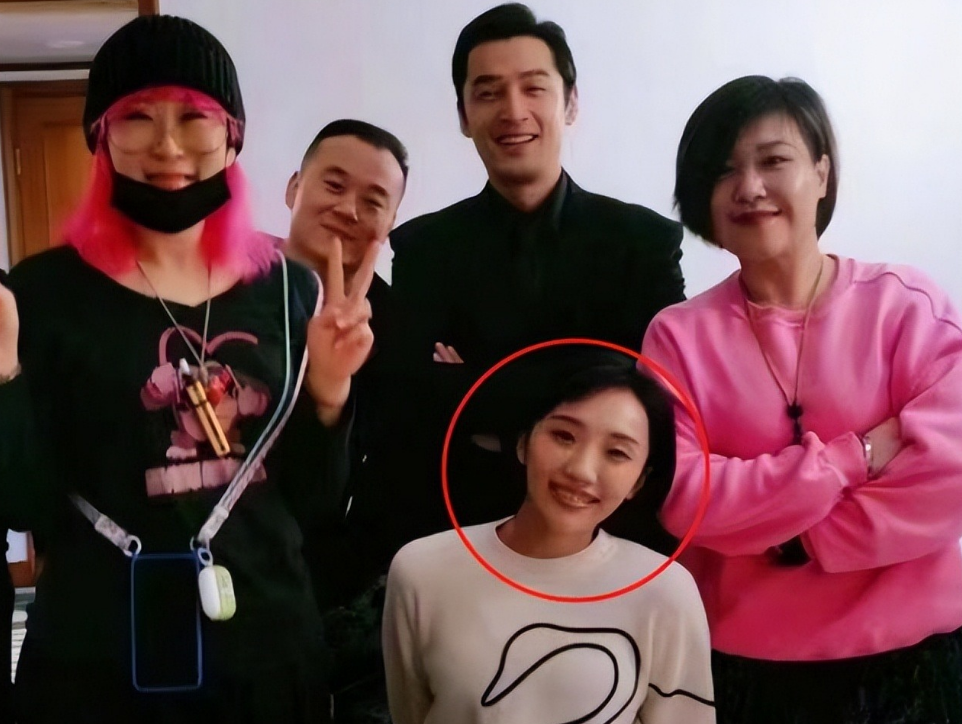 胡歌深夜晒照露车祸疤痕,面容憔悴络腮胡,情绪低精神状况引担忧