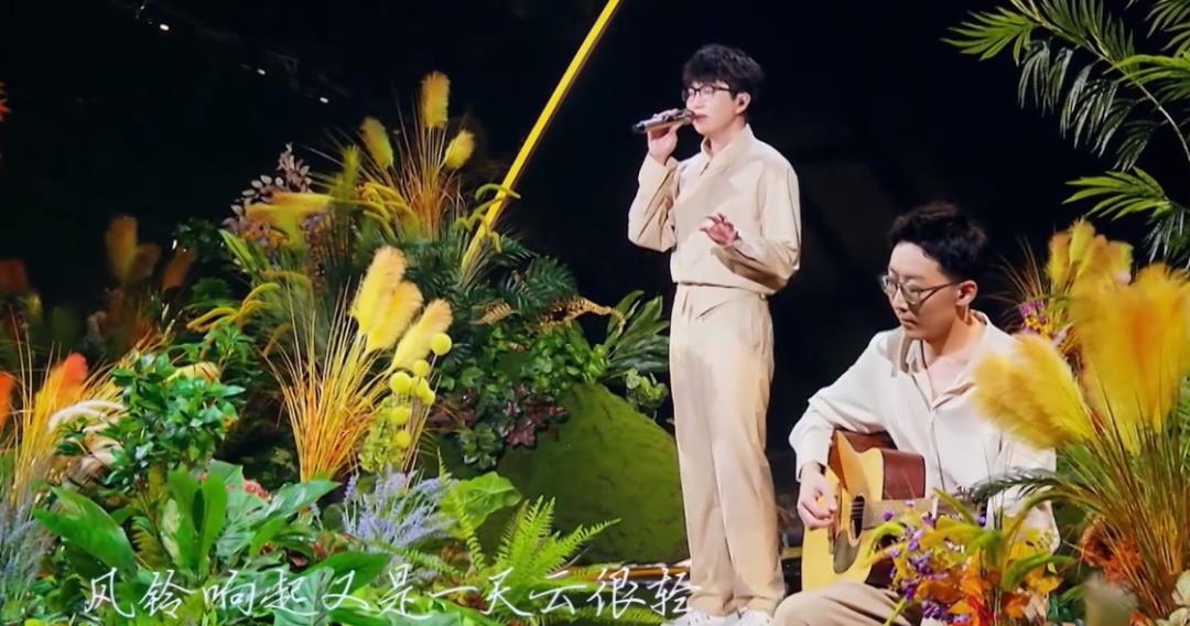 818晚会:周深唱哭我,Ella脸崩,周笔畅乱穿,李宇春化“猴妆”