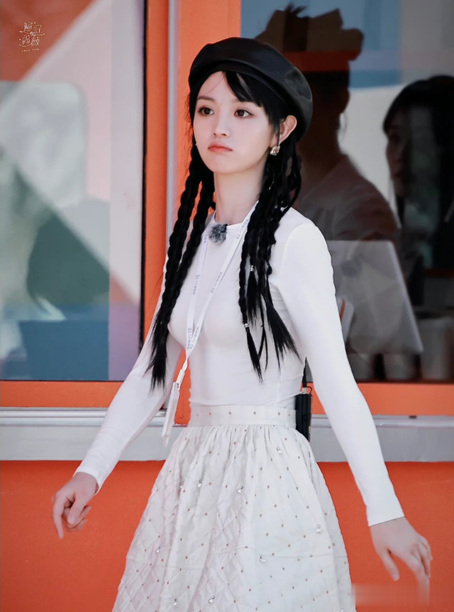 穿衣搭配 看完田曦薇的穿搭，才明白：原来甜妹和酷Girl可以这么完美的结合
