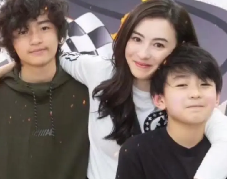 港媒曝:谢贤病危入ICU,强打精神交代后事,谢霆锋紧急返港!