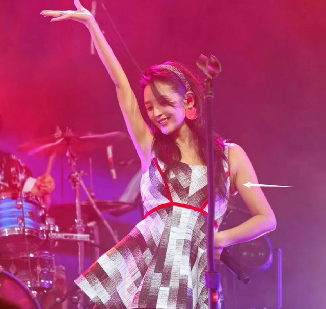 何洁暴瘦70斤现身大变样，下巴奇怪疑整容，腋下还多出一坨肉