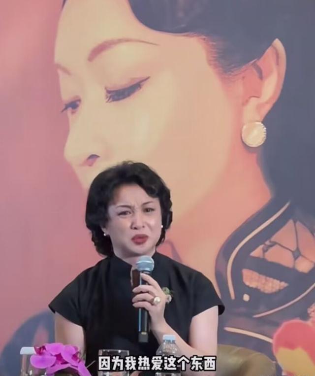 谢娜|杭州街头偶遇金星,穿碎花长裙温柔知性,近照酷似男扮女装