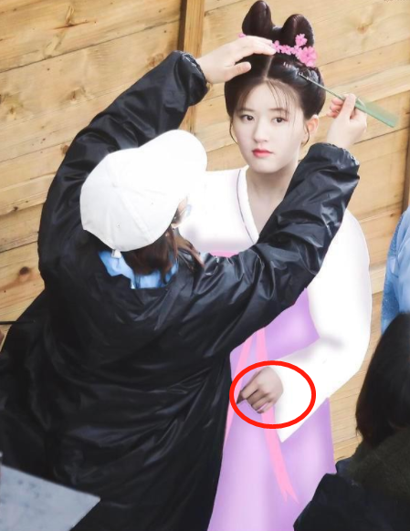 |从小黑妞到“白灯泡”，吃美白药、猪蹄敷脸、全身涂粉…女星真难