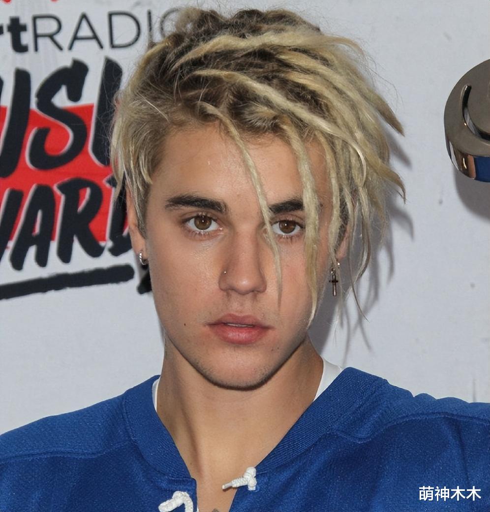 尴尬!王鹤棣脏辫头惹争议,迎合黑人总监翻车,品牌外网将其除名