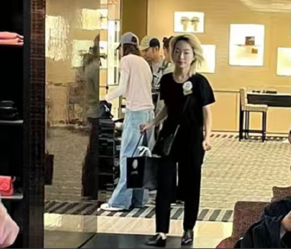 张曼玉被曝移居英国,身材消瘦现身奢侈品店,拒绝合影但主动握手